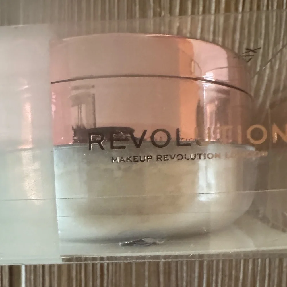 Makeup Revolution Conceal & Fix Loose Setting Powder- Light Yellow